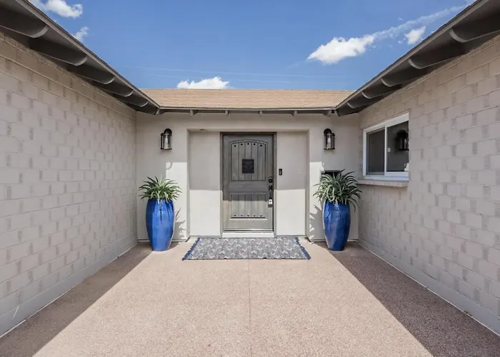 Colorful Desert Hideaway - Heated Pool & Bbq *