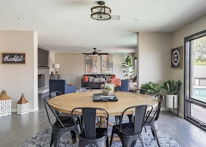 Colorful Desert Hideaway - Heated Pool & Bbq Holiday home *