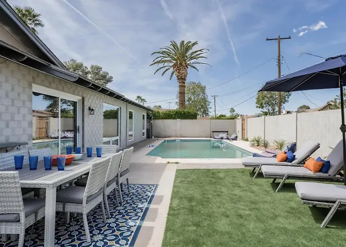 Colorful Desert Hideaway - Heated Pool & Bbq Holiday home *