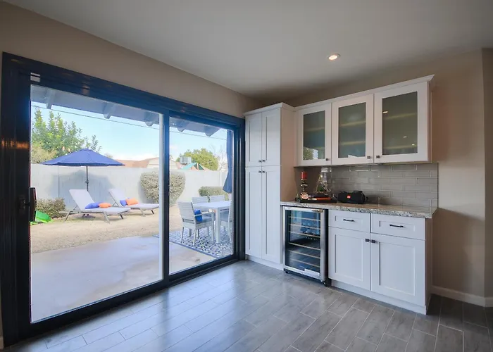 Colorful Desert Hideaway - Heated Pool & Bbq Holiday home