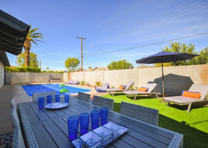 Colorful Desert Hideaway - Heated Pool & Bbq Holiday home *
