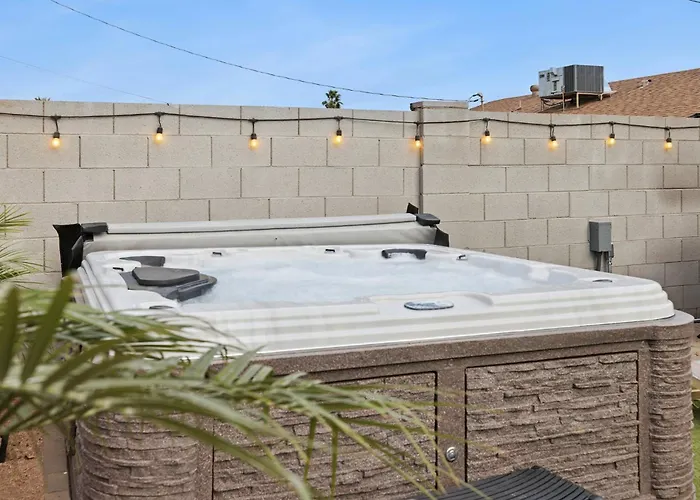 Colorful Desert Hideaway - Heated Pool & Bbq Holiday home *