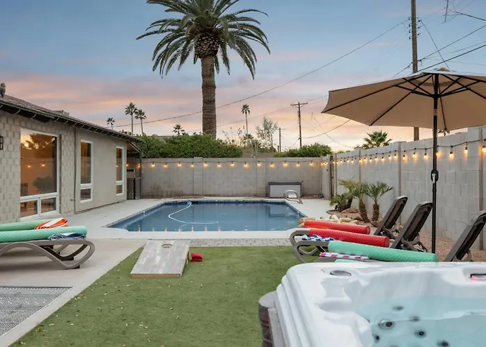 Colorful Desert Hideaway - Heated Pool & Bbq Holiday home *